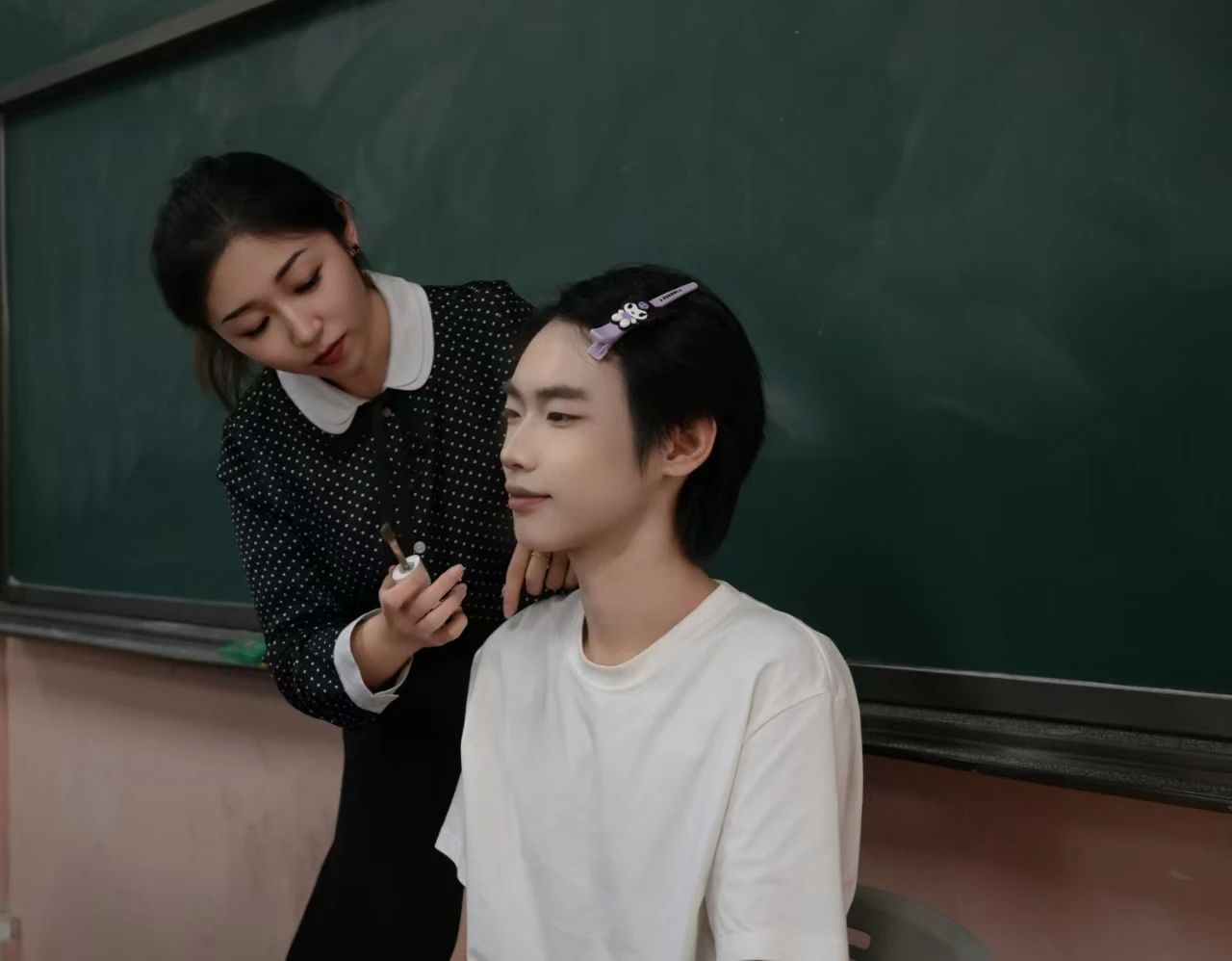 播音专业南国视线社团开展上镜妆实践活动